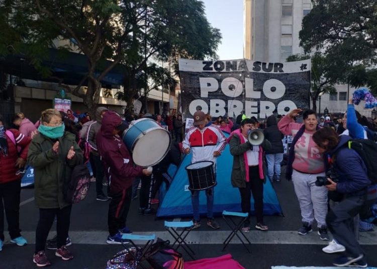Movimientos sociales acampan en Avenida 9 de julio ante la falta de respuesta del gobierno