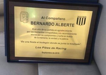 Hinchas de Racing homenajearon a Bernardo Alberte