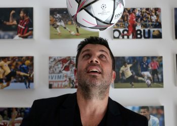 Bragarnik: el señor que está en ambos lados del mostrador