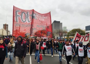 Organizaciones sociales se manifiestan por aumento para cooperativistas