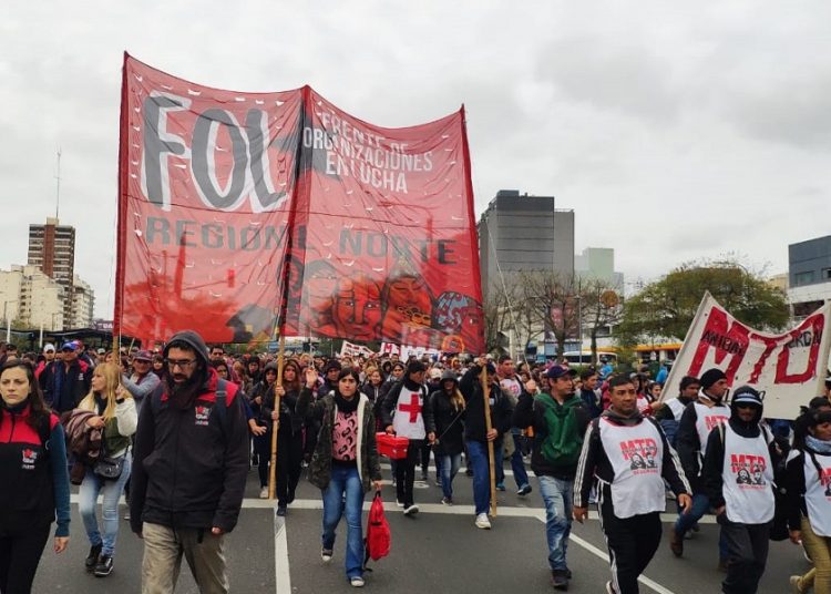 Organizaciones sociales se manifiestan por aumento para cooperativistas