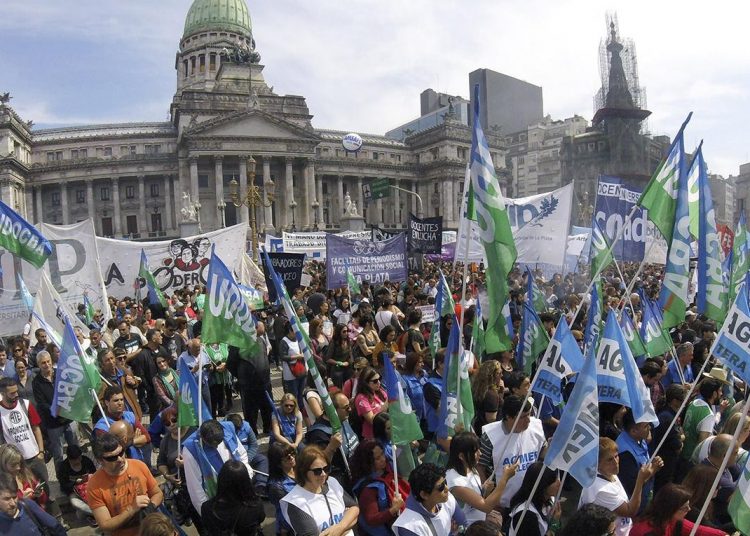 Rechazo al gobierno para levantar al país