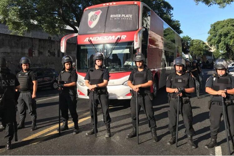 Un octubre que puede ser más que fútbol