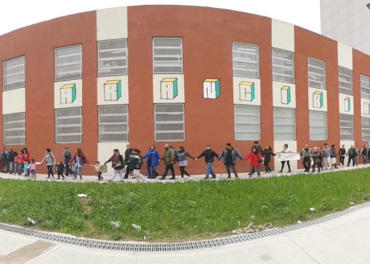 Abrazo en rechazo a la intervención del Isauro Arancibia