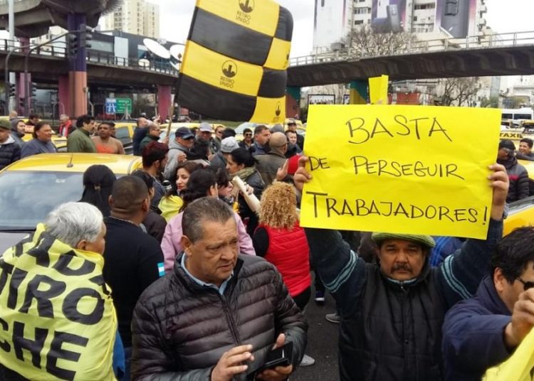 Taxistas marcharon contra Uber y Cabify