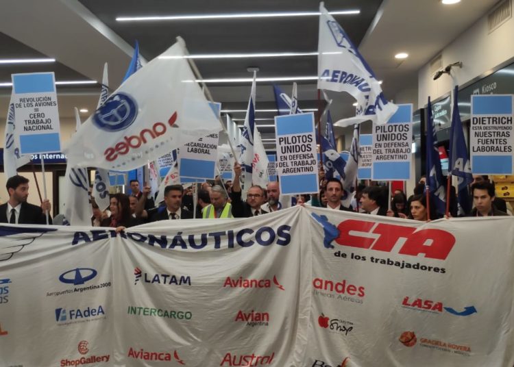 Gremios Aeronaúticos movilizaron por la crítica situación en Andes y Avian