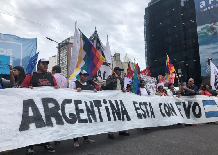 Masiva marcha contra el golpe de Estado en Bolivia