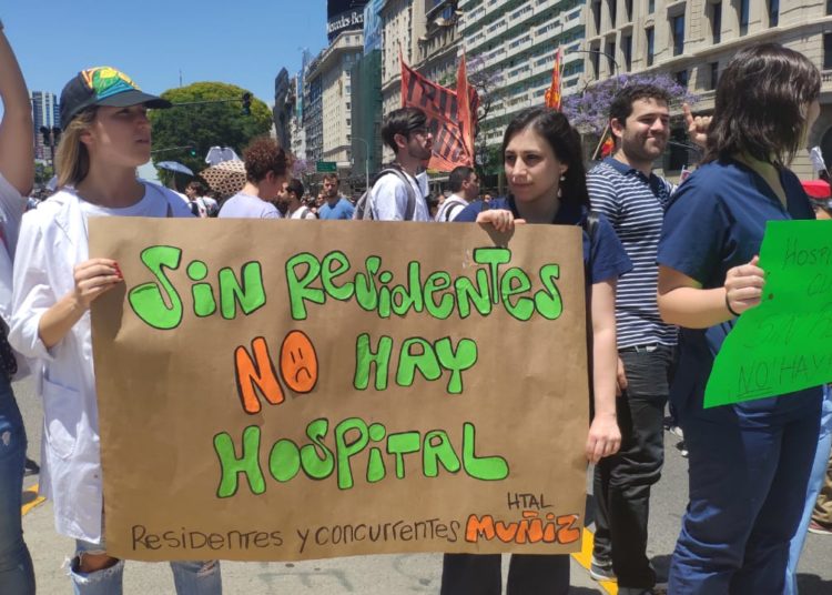 Residentes de salud marchan contra la precarización laboral
