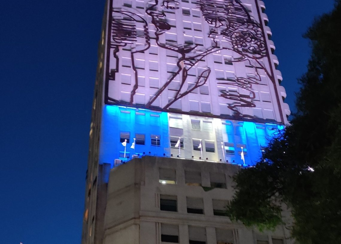 Tras cuatro años de oscuridad, Evita vuelve a iluminar la 9 de Julio