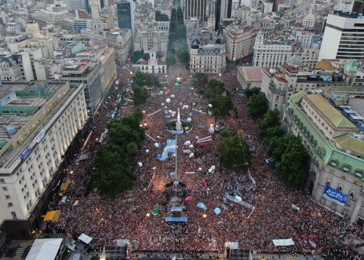 Crónica desde una plaza multitudinaria que volvió a sentir felicidad