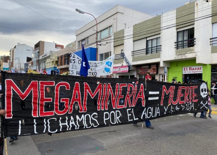 Vigilia y movilización contra la megaminería en Chubut