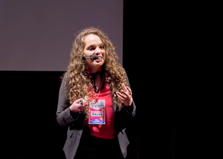 Mayra Arena. Salir de la pobreza y combatir los prejuicios sociales