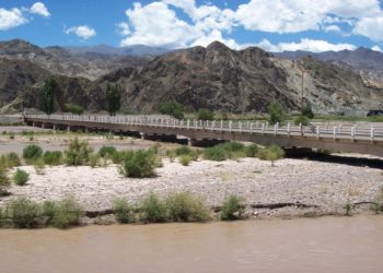 Puente sobre Río de los Patos, a las afueras de Calingasta