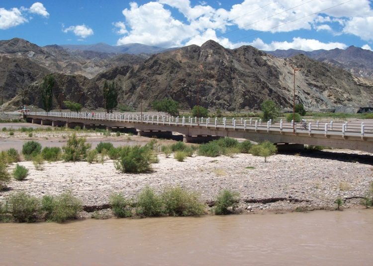 Puente sobre Río de los Patos, a las afueras de Calingasta