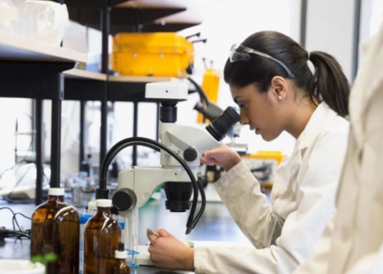 Se relanzó la producción pública de medicamentos. Entre ellos, protectores solares y repelentes.