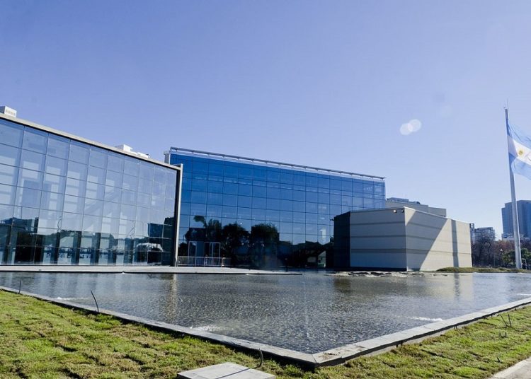 La bandera argentina vuelve a flamear en el Museo Malvinas