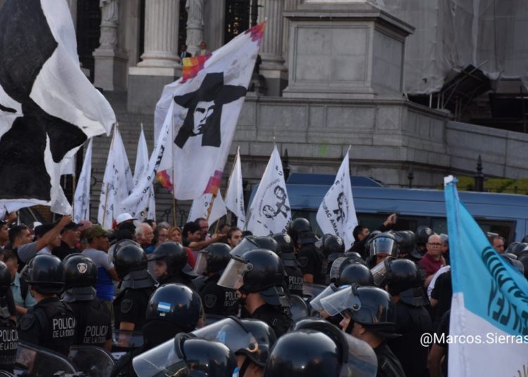 Doble manifestación por la intervención al Poder Judicial jujeño