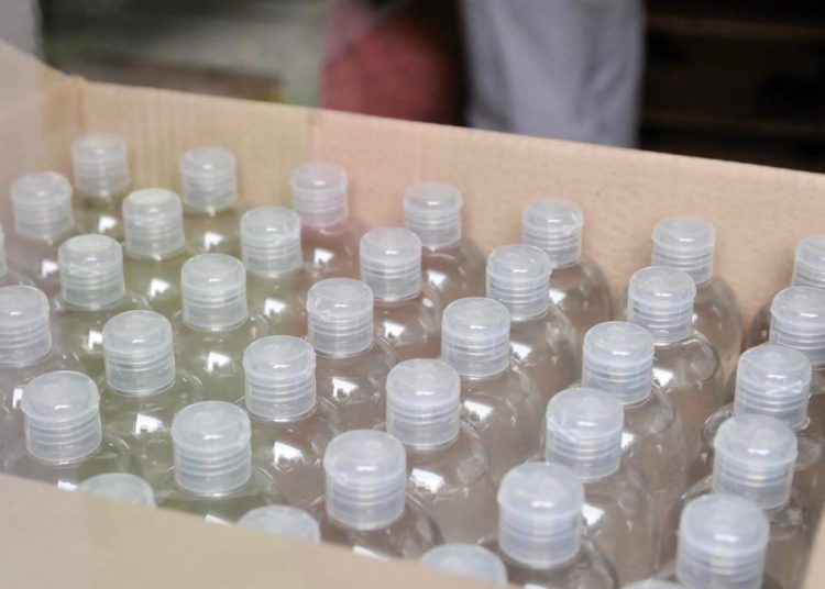Empresas recuperadas producen envases, alcohol en gel y barbijos para la emergencia sanitaria