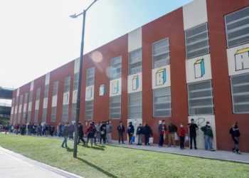 Frente al abandono de Larreta, el Isauro Arancibia ayuda solidariamente a estudiantes y vecinos