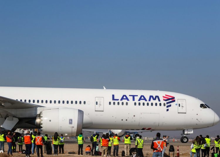 Gremios aeronáuticos alertan que LATAM recorta salarios y el Ministerio de Trabajo “no actúa como debe”