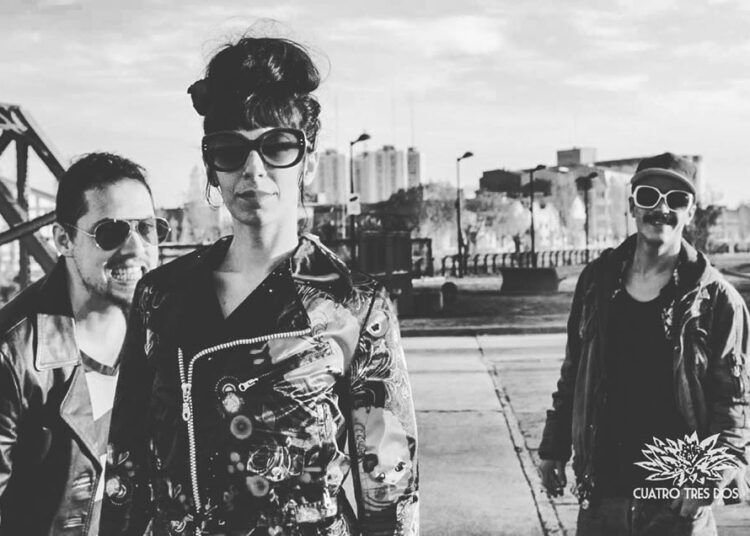 Isobella Abate, bajista de Cuatro Tres Dos: “Hacemos un rock power, sensual”