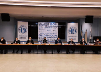 Movimientos populares y CGT. “El primer compromiso es la deuda interna”