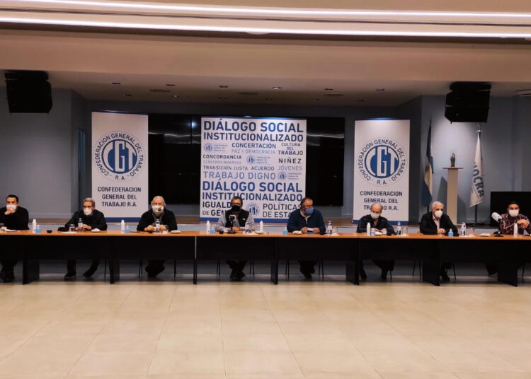 Movimientos populares y CGT. “El primer compromiso es la deuda interna”