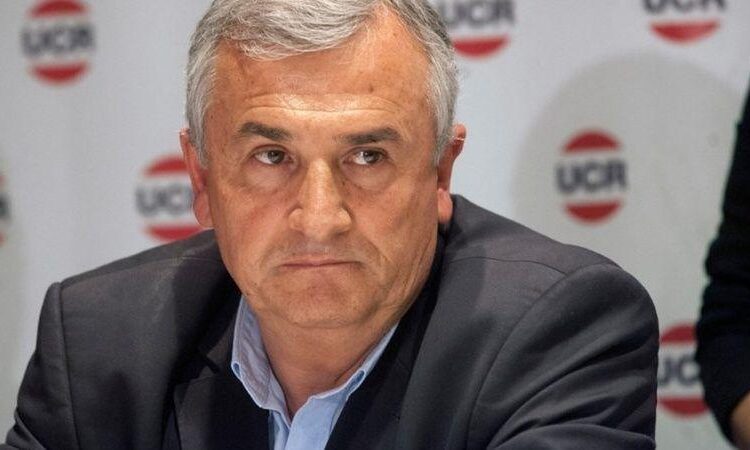Persecución a médicos en Jujuy. Morales amenaza con multa millonaria y arresto domiciliario