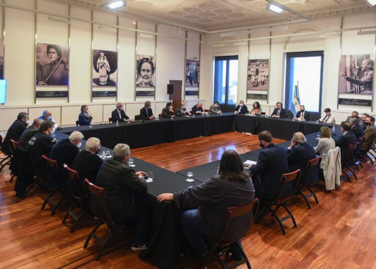 El Gobierno recibió a representantes gremiales y empresariales con el objetivo de reconstruir la economía