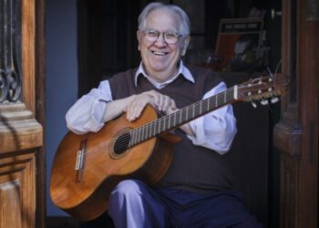 Tata Cedrón: “Yo me pongo en la puerta de mi casa y le canto a la gente a dos metros de distancia”