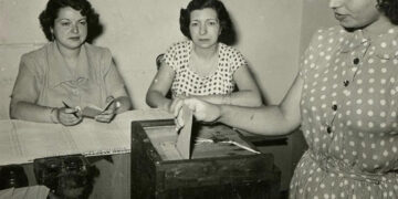 Mujeres ejerciendo su derecho al sufragio, 11 de noviembre de 1951. Archivo General de la Nación