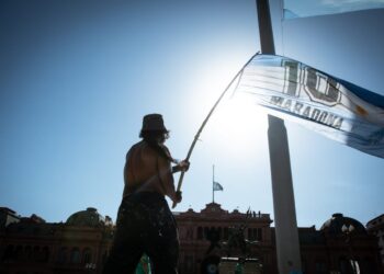 El último adiós. Un pueblo conmovido despidió a Maradona