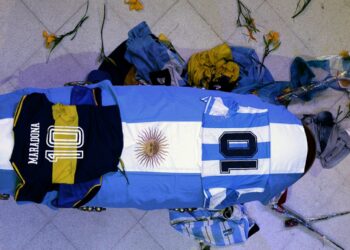 Miles de personas despiden a Diego Maradona en Casa Rosada