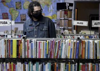 Escritoras y escritores se manifiestan para que la Ley del Libro no pierda estado parlamentario