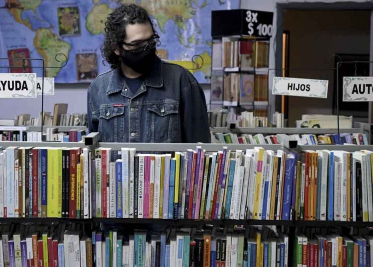 Escritoras y escritores se manifiestan para que la Ley del Libro no pierda estado parlamentario