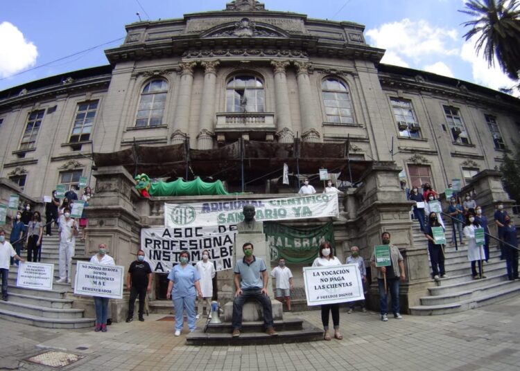 Protesta de trabajadores del Malbrán. “Los aplausos no pagan las cuentas”