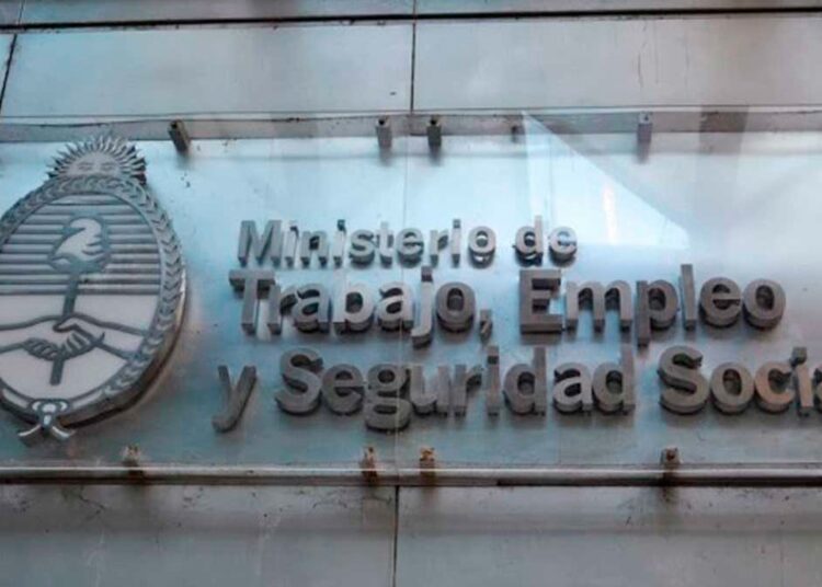 Paritarias: 25 por ciento de aumento para estatales y bono de fin de año