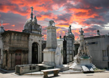 Un falso noble, la viuda millonaria y el robo de un ataúd: la historia de los Caballeros de la Noche