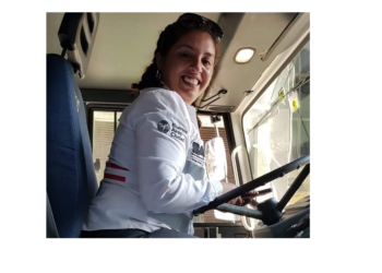 Las camioneras existen. “Me siento enorme, me encanta mi trabajo”