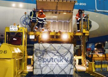 Llegó el vuelo que trae las primeras 300 mil dosis de la vacuna Sputnik V