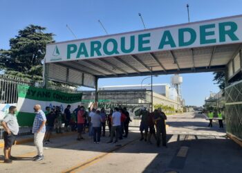 Camioneros acampan en Parque Ader contra la precarización laboral
