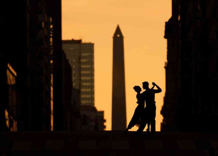 Trabajadores y trabajadoras del tango exigen la aprobación de protocolos para el regreso de la actividad