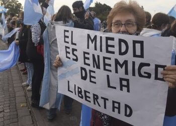 Los medios concentrados, las libertades individuales y el bombardeo psicológico