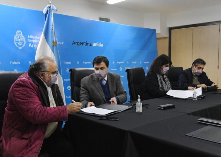 Acuerdo en la paritaria estatal: 35% en seis cuotas, incluye cláusula de revisión