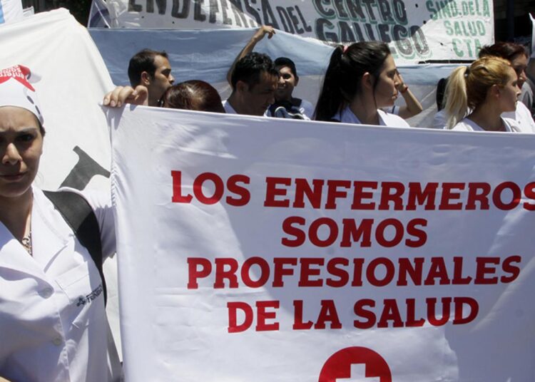 Profesionales de enfermería: agotamiento, bajos salarios y falta de reconocimiento