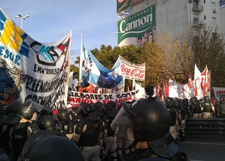 Despedidos de empresas tercerizadas cortan Puente Pueyrredón