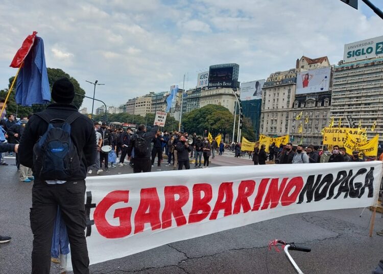 Crisis en Garbarino. Trabajadores exigen el pago de sueldos y aportes