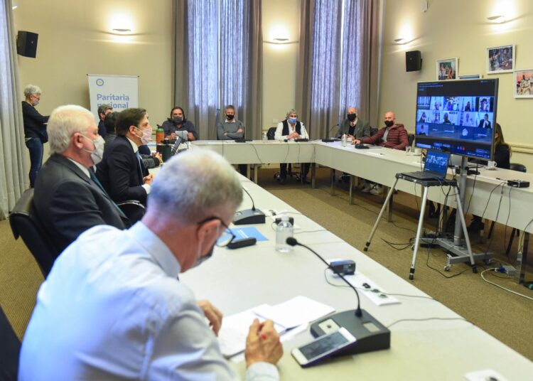 Paritaria Nacional Docente. Hubo acuerdo, salario inicial de $40.000 desde diciembre, con cláusula de revisión