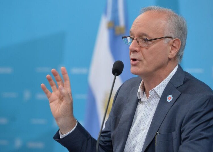 Daniel Gollán: “Hay que plantear un tope al lucro de las empresas de salud”