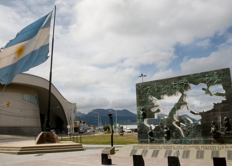 “Los cultores de la autodenigración nacional están empeñados en cuestionar la causa Malvinas”